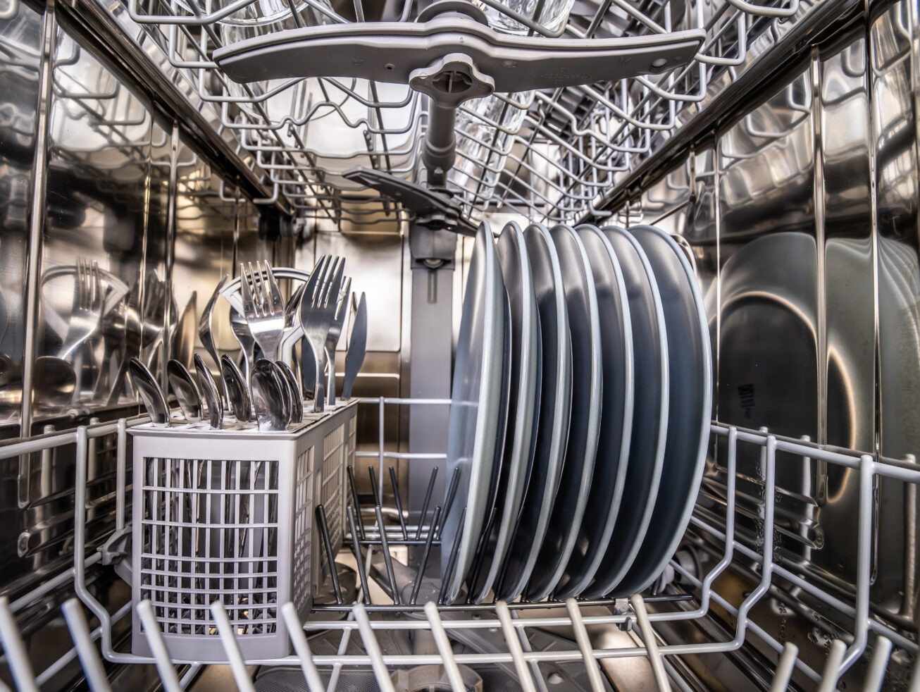 dishwasher-with-clean-dish